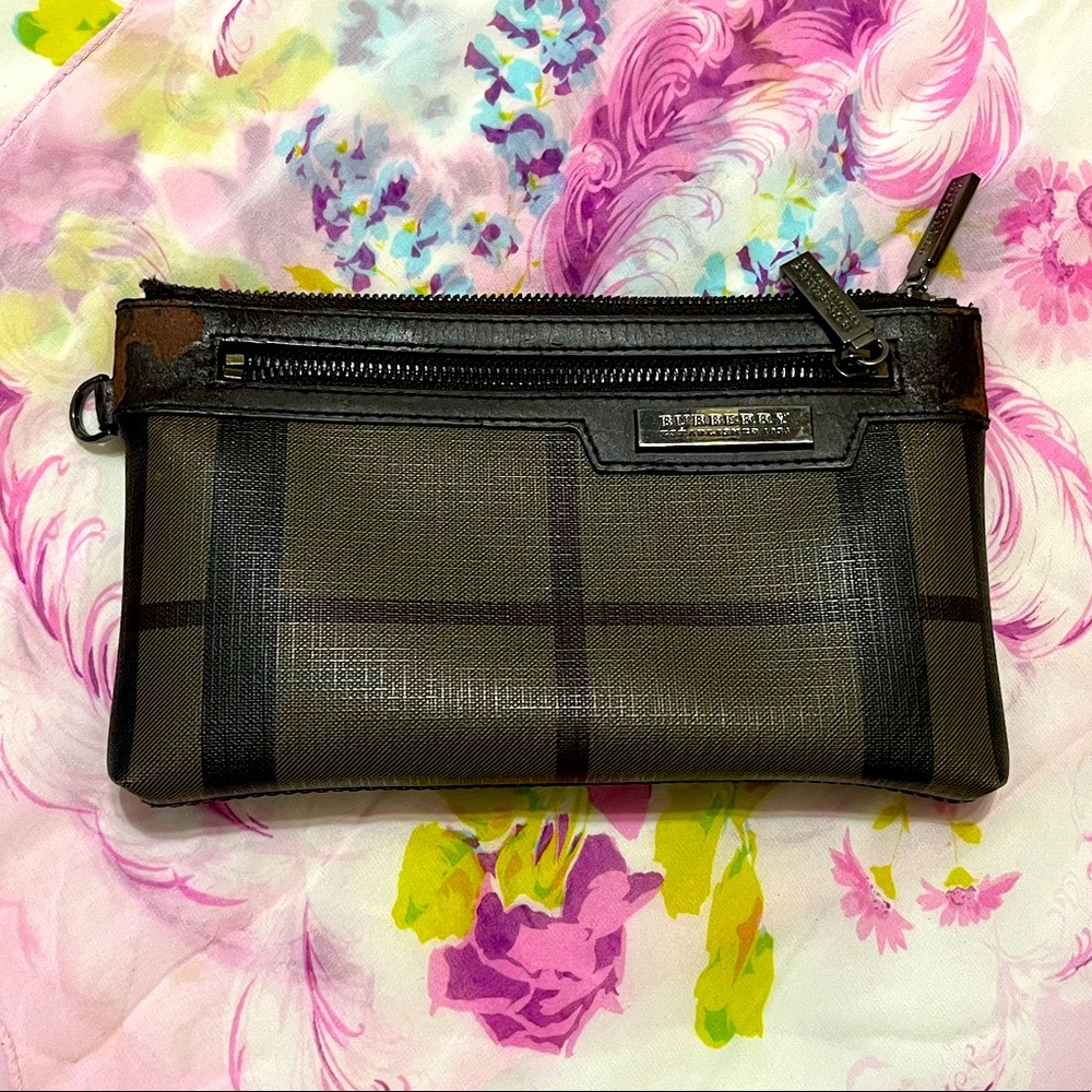 Vintage Burberry clutch/wristlet.